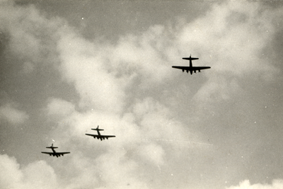 97925 Afbeelding van enkele Amerikaanse B-17 vliegtuigen boven de stad Utrecht, op weg om in het kader van de Operatie ...